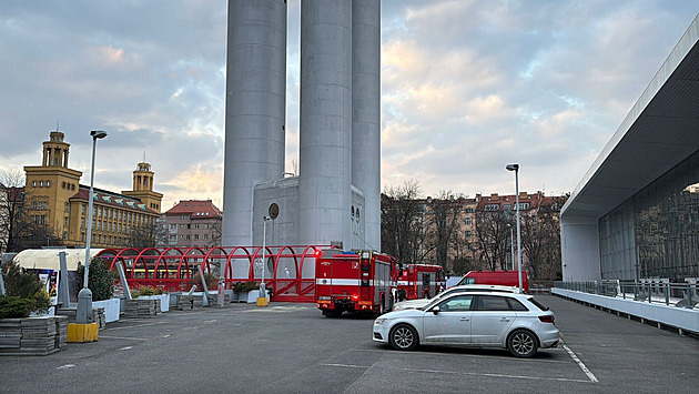 Poplach v Žižkovské věži. Kvůli požáru ve výtahu se evakuovalo sto lidí