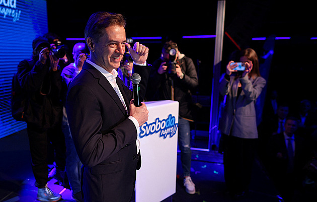 Tento způsob hlasování se některým politikům zdá nešťastný. Jak mají volit krajané v cizině?