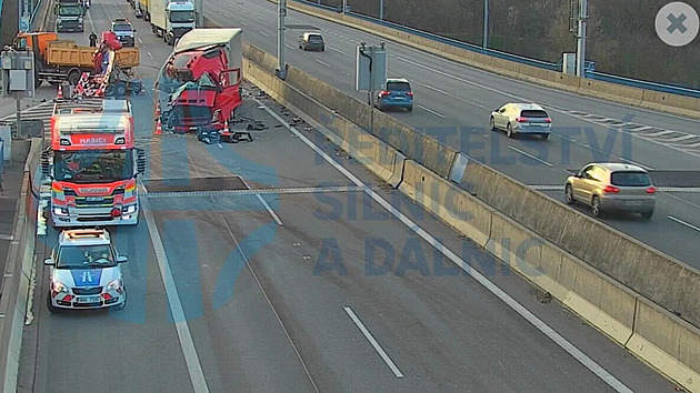 Nehoda nákladního auta uzavřela část Pražského okruhu ve směru na letiště