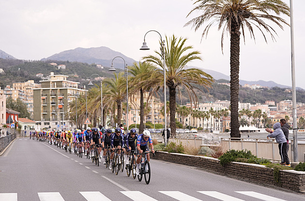 Ani pád ho nezastavil. Pogačar konečně vítězí na San Remu, v cíli udolal Pidcocka
