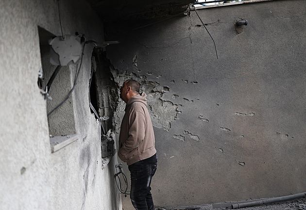 Íránská raketa zabila v Abú Zabí dva lidi. Izrael hlásí zraněné