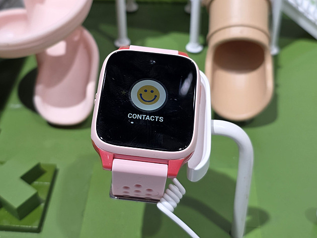 Domácí miláček. Hodinky se posadí na robota a ten se umí pěkně otáčet