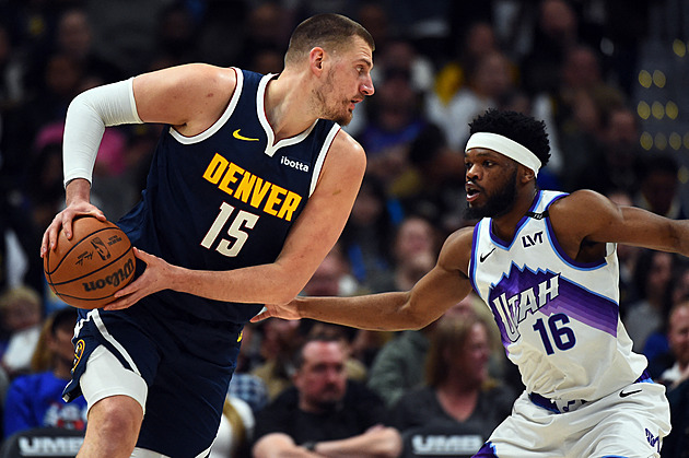 Jokič pomohl Denveru k výhře dalším triple doublem, LeBron James přihrál synovi