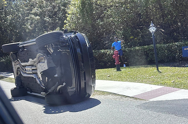 Golfista Woods převrátil auto, pak odmítl test moči. Legendu dočasně zatkla policie Golfista Woods převrátil auto, pak odmítl test moči. Legendu dočasně zatkla policie