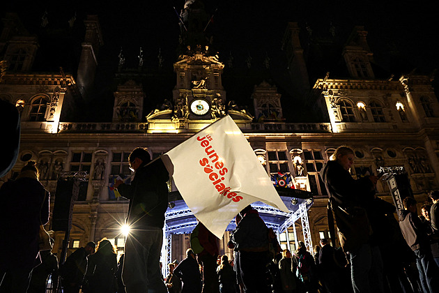 Paříž dál povedou socialisté. Levice před krajní pravicí uhájila i další města