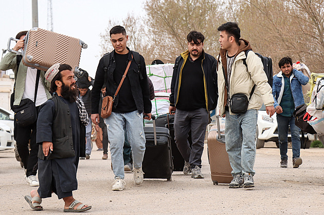 Z jedné války do druhé. Afghánci z Íránu prchají zpět do vlasti, ženy čeká peklo Z jedné války do druhé. Afghánci z Íránu prchají zpět do vlasti, ženy čeká peklo