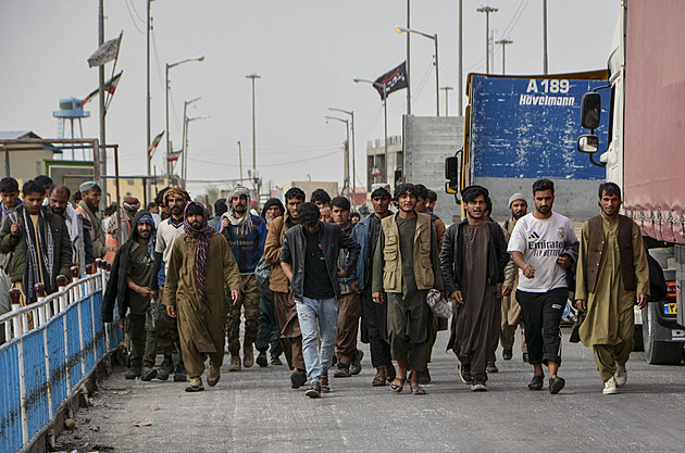 Z jedné války do druhé. Afghánci z Íránu prchají zpět do vlasti, ženy čeká peklo