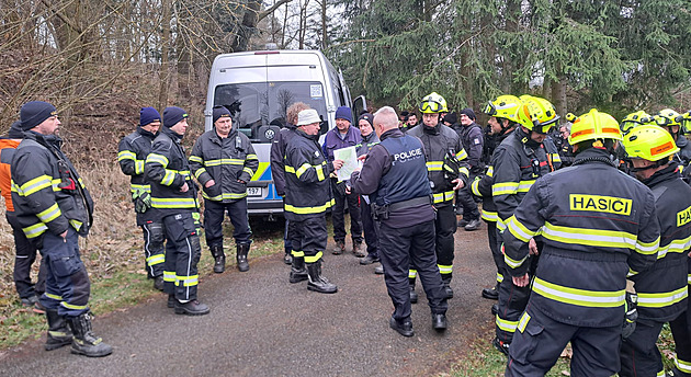 Zmizela z domova, rodina se bojí o její život. Hasiči ženu marně hledali v lesích