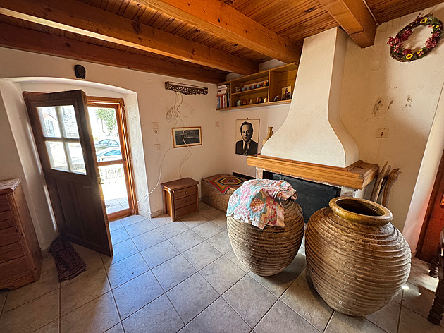 Našli to pravé Řecko. Vysněný dům básníka si koupili za cenu garáže v Praze