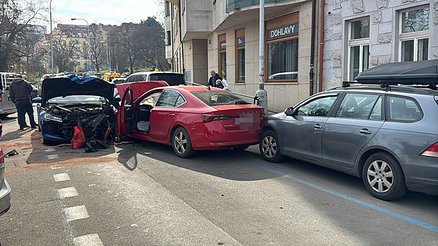 Policejní pronásledování skončilo nehodou, v ujíždějícím autě našli drogy