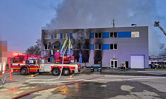 VIDEO: Skupina žhářů zveřejnila záběry ze zapálení průmyslové haly v Pardubicích
