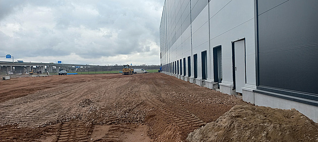 Skladovací hala u Opatovic je před dokončením, spor o ni dodnes není u konce