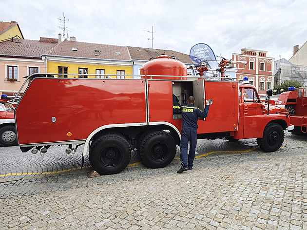 Unikátní hasičská tatrovka dosloužila. Bude ozdobou domova důchodců aut