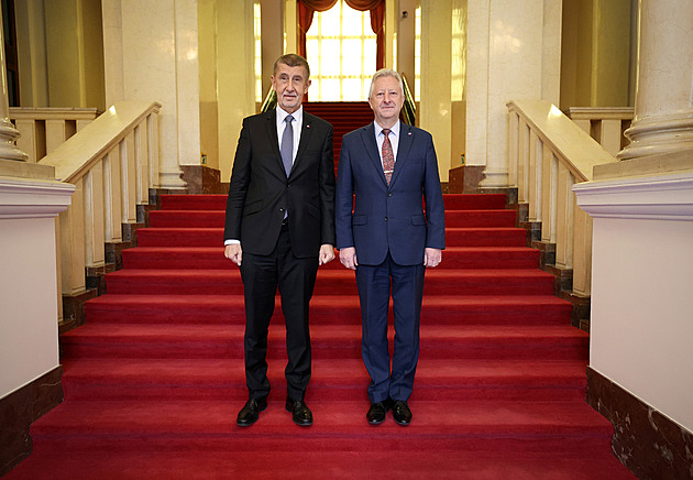 Zůna v roli Háchy? Ministr obrany se chová racionálně, ale veřejného vděku se nedočká