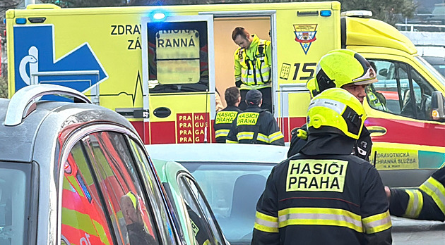 V pražských Vysočanech vzplálo vybavení bytu. Hasiči vyvedli čtyři lidi včetně dětí