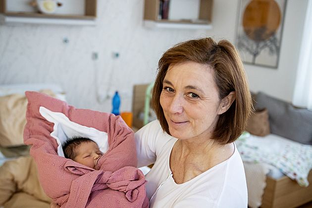 Nárok mají, ale poporodní péče se nedočkají. Novinku provázejí potíže i spory