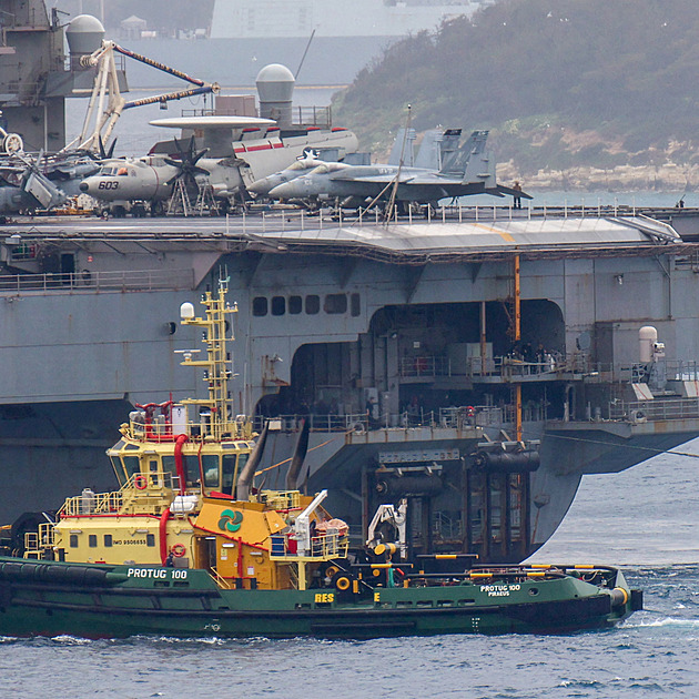 Největší americká letadlovka se od Íránu vrátila na Krétu. Čekají ji opravy