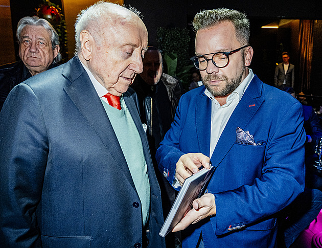 Obdivuji vlastní dceru. Slováček pokřtil vzpomínkovou knihu Anička pohlazením