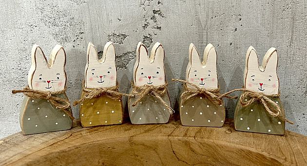 V jarních a velikonočních dekoracích využijte přírodní materiály i živé květy