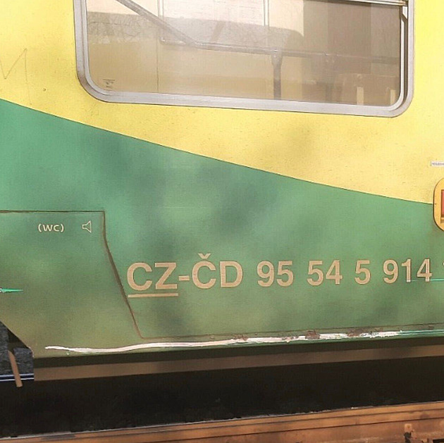 Na Nymbursku se srazil osobní a nákladní vlak, provoz na trati stál