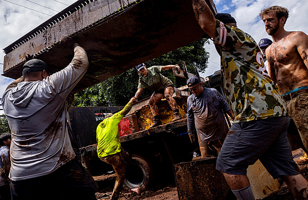Havaj pod vodou: povodně napáchaly miliardové škody, lidé psali SOS do písku