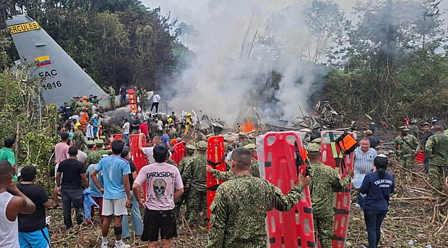 V Kolumbii se zřítil letoun se stovkou vojáků, nejméně 66 lidí zemřelo