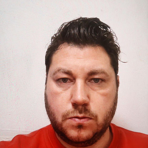 Policie žádá veřejnost o pomoc při pátrání po muži z Prahy. Nevyzvedl syna