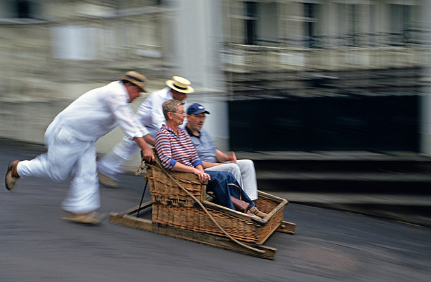 Proutěným košem do Funchalu. Madeira je rájem pro turisty, nabízí i saně v létě