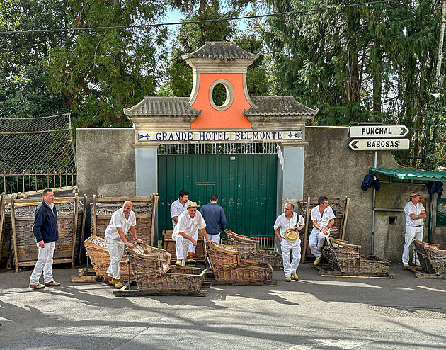 Proutěným košem do Funchalu. Madeira je rájem pro turisty, nabízí i saně v létě Proutěným košem do Funchalu. Madeira je rájem pro turisty, nabízí i saně v létě