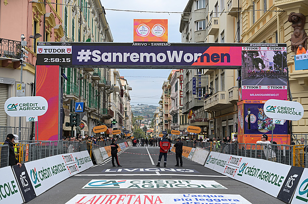 Hrozivý pád na ženském San Remu. Italská cyklistka přepadla přes svodidla