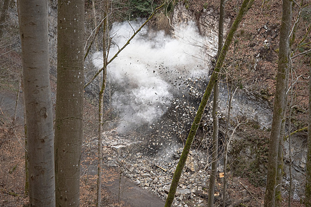 Odstřel nebezpečné skály v Moravském krasu, 20 tun vápence se rozletělo na kusy