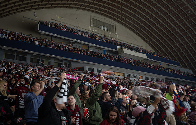 Sporná chvíle na Spartě. Malík ukradl gól, Nedvěd se divil: Podle nás byl puk za čárou
