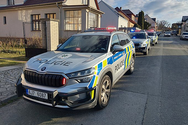 U školy v Humpolci měl muž manipulovat se zbraní. Policie nikoho nenašla