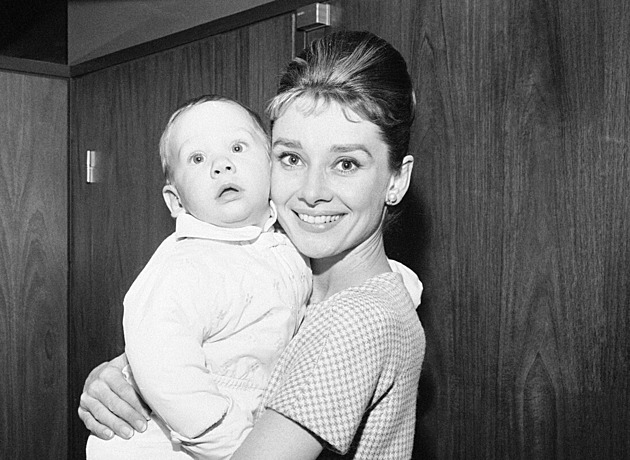 Kvůli manželově nevěře se matka předávkovala, prozradil syn Audrey Hepburnové