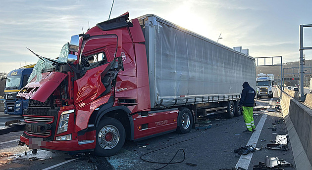 Nehoda komplikuje provoz na Pražském okruhu, náklaďák boural do šipky silničářů