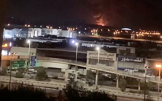 Mezinárodní letiště v Kuvajtu zasáhly drony, způsobily požár palivové nádrže