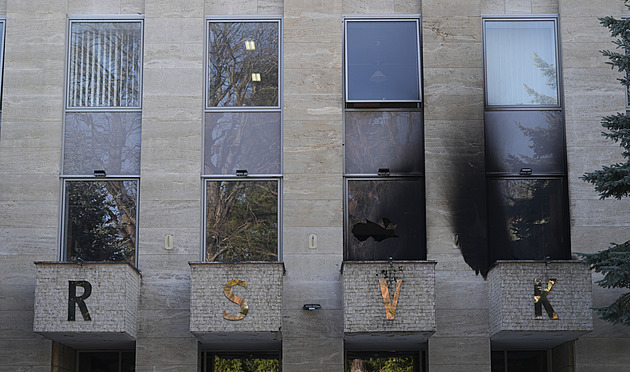 Barbarský čin, zní z Kremlu po útoku zápalnými lahvemi na Ruský dům v Praze