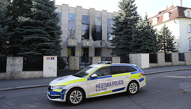Útok zápalnými lahvemi na ruské středisko v Praze. Pachatele hledá policie Útok zápalnými lahvemi na ruské středisko v Praze. Pachatele hledá policie