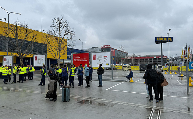 Lidé museli utéct z Ikey na Černém Mostě, dělníci omylem spustili požární hlásič Lidé museli utéct z Ikey na Černém Mostě, dělníci omylem spustili požární hlásič