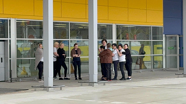 Lidé museli utéct z Ikey na Černém Mostě, dělníci omylem spustili požární hlásič