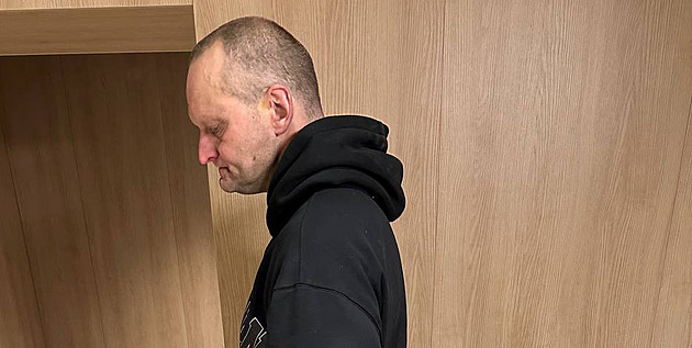 Nosil u sebe sekeru i nože. Policie varuje před mužem hledaným kvůli vraždě