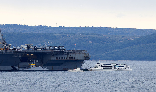 Největší americká letadlovka je ve Splitu. Po požáru ji čekají další opravy