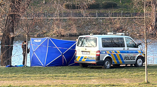 U Štvanické lávky v Praze našli mrtvého muže, nedaleko chce žena skočit z mostu