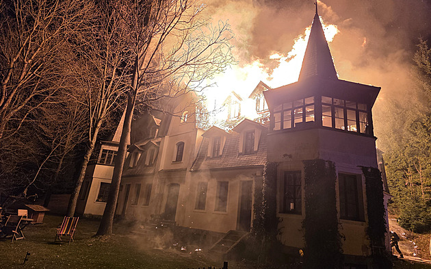 Na Semilsku hoří dvoupatrový dům, hasiči vyhlásili druhý stupeň poplachu