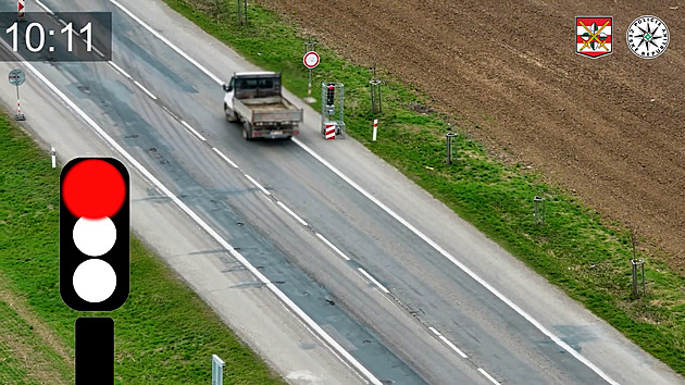 Byla tam žlutá, tvrdil šofér. Policista prstem ukázal na dron, natočil něco jiného