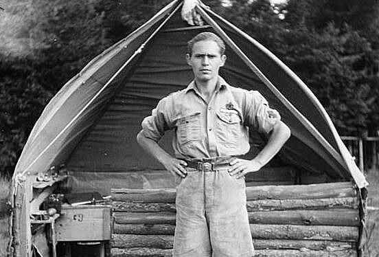 Neznámý Jestřáb. Foglar píše o děvčatech i humorné novely o nešikovi na táboře