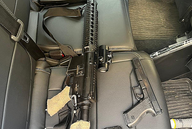 Policisté na Letné zadrželi muže, z balkonu střílel z airsoftových zbraní