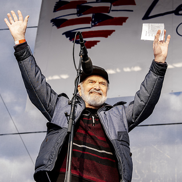 ONLINE: Zestátnit televizi a rozhlas není legrace, ale drzost, řekl na Letné Svěrák