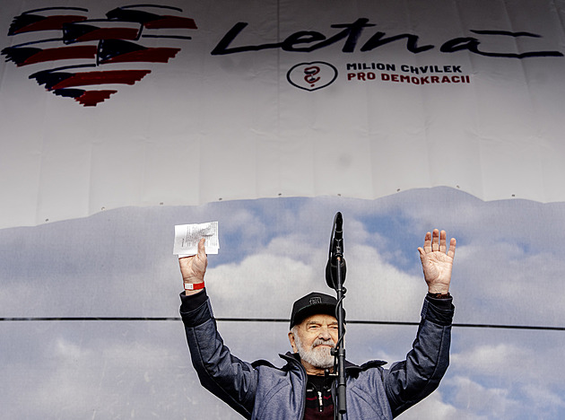 Svěrák i na prahu devadesátky dál hraje s Cimrmany a píše novou knihu povídek