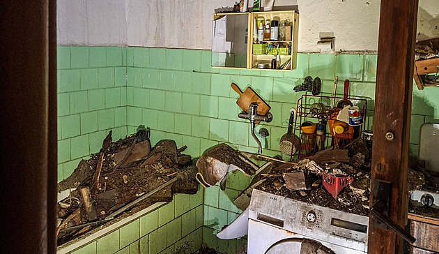 V olomouckém bytě spadl strop, suť zasypala koupelnu